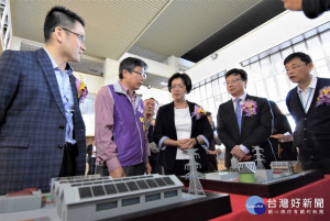 兄弟牧場沼氣發電創造再生能源售電啟動儀式後，縣長王惠美等人參觀沼氣發電模型。圖／記者鄧富珍攝