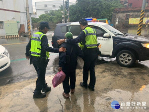 寒冬雨中無枝可依　警伸援手協助