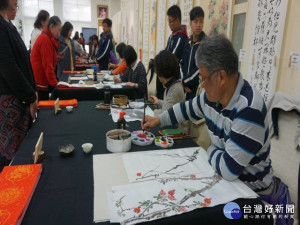 

國內著名書畫家張自強、陳誼芝(陳怡)伉儷及其學生昨日接受大甲高工邀請，舉行「自怡書畫會師生聯展」。（記者陳榮昌攝）
