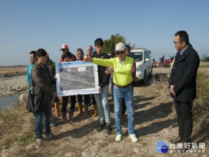 

市議員吳敏濟召集會勘大甲溪下游高灘地農地流失點，爭取河川局將河心導正納入疏濬工程，要求明年汛期前完工。（記者陳榮昌攝）
