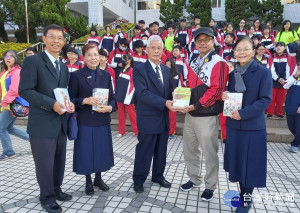 彰化縣榮董召集人吳維雄(中)與太太(左二)，偕同慈濟志工王玉梅(右一)等人，12月13日贈送好書給花壇國中，由校長黃柏創(右二)代表收下。