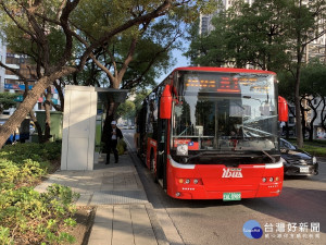 高市府完成增設候車亭40座及候車椅60座，打造友善舒適的候車環境。