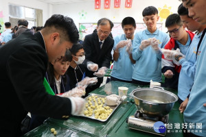 六和高中林繼生校長(左四)與石山高校學生一起製作芋圓