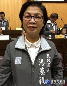 列入民進黨不分區立委第16名，為恪守行政中立，桃園市政府民政局長湯蕙禎辦理退休。