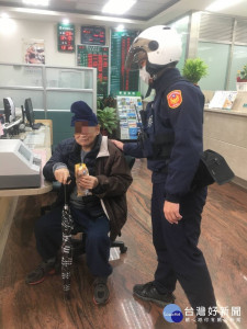 9旬老翁外出迷途巡邏員警經過及時伸援，幫助老翁找到回家的路。