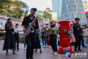 台藝大音樂系13日與春雷環境學社合作，在板橋的市民廣場竹筍藝術區舉辦一場快閃活動，用音樂喚起大家對小白鶴的記憶及對環境保育的意識