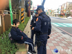 員警在清晨寒風中發現小六童獨躺街邊長椅，聯繫上家屬協助返家。

