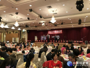 

大甲區廣明宮廣澤尊王慈善會昨日舉辦愛心圍爐餐會，接待五百六十餘位低收、獨居長輩及家人圍爐，有吃、有拿，會場上透著濃濃溫馨氣氛。（記者陳榮昌攝）
  