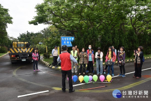 臺北區監理所自行設計「輪胎行徑軌跡標示設備」裝置，在大貨車以噴灑不同顏色之環保顏料於前、後輪上，當車子轉彎時立即於地面留下清楚的彩色內輪差軌跡