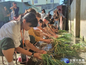 
大安國中舉辦國際學伴一員活動歐洲、美洲、東南亞有十個國家二十位外籍學伴到大安國中與學生互動。並由大安農會陪伴採、洗青蔥等活動。（記者陳榮昌攝） 