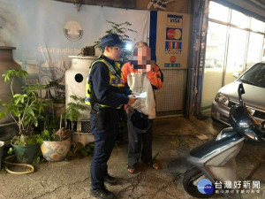 機車違規遭攔查　警意外尋獲失蹤老翁　