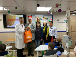 中市床邊教學慶聖誕　病童展笑顏