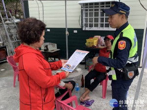 大武警分局部落宣導反賄　長者母語提問趣事多（圖／台東縣警察局大武分局提供）