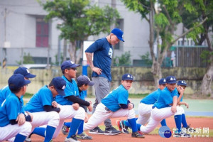 小選手們在球星郭泓志帶領下進行熱身

