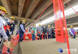 市長與貴賓進行動土儀式

