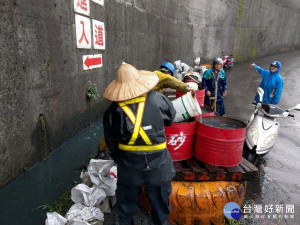 汐止保長坑溪遭不明廢水排入導致溪水呈藍色，環保局隨即指派稽查人員趕赴現場，自民眾通報地點沿線往上追查污染源