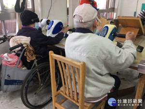 職能治療師建議腦中風者多參與家庭或社區活動。（南投醫院提供）