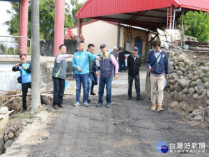 

外埔區新娘廟旁農路殘破遇雨泥濘不堪，立法院副院長蔡其昌爭得水保局預算爭取七百五十萬元預算，區公所施工半年後，將有條平整的馬路供區民使用。（記者陳榮昌攝）