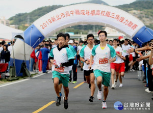 新北高校鐵三角接力賽，20日上午首創於二重疏洪道微風運河段熱鬧登場，跑步、單車、踩踏船同步出發