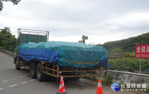 台東查獲違法載運生雞糞車輛　環保局要求原車載回