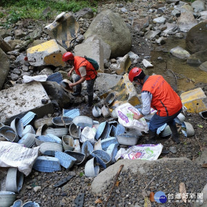 林務局嘉義林區管理處地面攀爬輔以空中偵察清除河川廢棄物