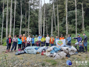 愛山林，水漾森林淨山向前行