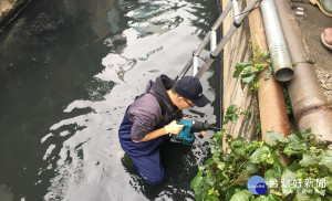 針對梧棲大排的水汙善件，台中市環保局運用科學性儀器找出汙染時段，還破獲污染源減少梧棲大排的汙染事件。（圖/台中市政府）