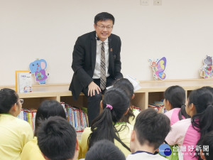 教育局長張明文23日特地為孩子們說《成績單》的故事，勉勵學生不要追求成績，了解自己的興趣與專長、多方面的學習及肯定自我