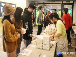 

弘光科技大學餐旅管理系學會一個月來，每個星期都做公益，聖誕節前的周末，在大里區新希望基金會舉辦「歡樂聖誕迎新年」餐會活動中，烹煮中式料理小吃及甜點，讓弱勢家庭感受溫暖。（記者陳榮昌攝）
