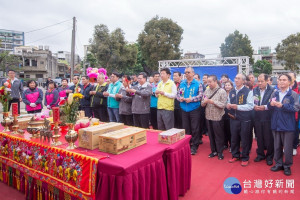 新屋埤親子運動廣場開工動土，桃園市長鄭文燦焚香祝禱工程平安順利。