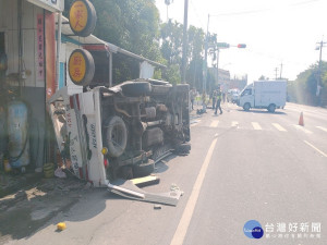 沒聽到鳴笛聲？　救護車過紅燈遭貨車撞飛180度翻覆