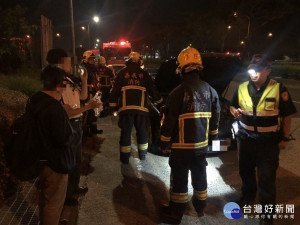 車輛引擎冒煙受困不知所措　熱心警消獲報即刻援助（圖／嘉義市政府警察局提供）