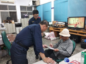 高雄老翁騎車運動迷途至屏東里港　熱心警協助返家