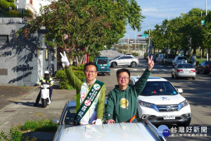 幫莊競程助選羅文嘉陪同掃街