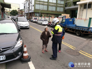 固執阿嬤走錯路，暖警協助返家。

