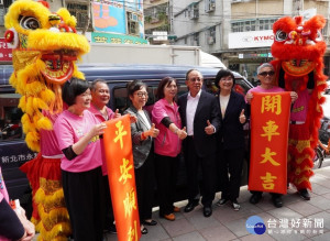 新大皇建設公司董事長賴瑞昌25日捐贈1輛銀髮行動服務車給新北市政府