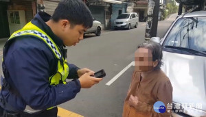 97歲老婦思親外出迷途，平鎮警協助返家。