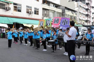 宣信樂旗隊社區市場踩街，民眾歡喜感動