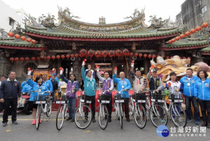 新港奉天宮開臺媽祖駐臺400年紀念活動來到彰化南瑤宮後，鳴笛再出發。