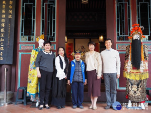 文化局長龔雅雯與當代傳奇劇團藝術總監吳興國、行政總監林秀偉等共同揭幕