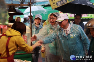 桃園市長鄭文燦陪同立法委員候選人黃世杰，風雨無阻地前往楊梅市場掃街，一同拉抬聲勢、懇託鄉親支持。