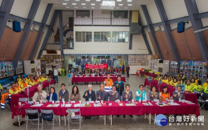 水利署於桃園市觀音區辦理水患自主防災社區現地訪評時大家合影。