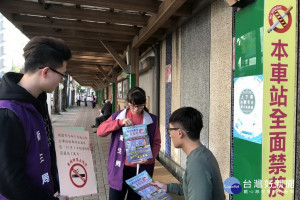 桃園市公車站候車亭全面禁菸，衛生局稽查人員加強巡查並強力宣導。