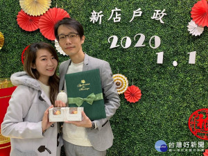 在新店戶政登記結婚的蔡小姐說，1月1日是她的生日，也是他們的結婚紀念日，1+1代表獨立的兩個個體一起攜手，1月1日以後就是兩個人的日子了