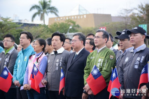 「桃園市109年元旦升旗暨全民健走活動」中，桃園市長鄭文燦與來賓們齊唱國歌。