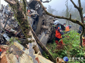 一架載運包括國軍參謀總長沈一鳴上將在內13人的UH-60M黑鷹直升機，在上午8時許傳出迫降新北烏來山區的重大意外。空軍證實我國國軍參謀總長沈一鳴上將、直升機正駕駛葉建儀中校、副駕駛劉鎮富上尉….等8人殉職，軍聞社新聞官陳映竹、後次室次長黃佑民中將…等5人生還。（圖／宜蘭縣府消防局提供）