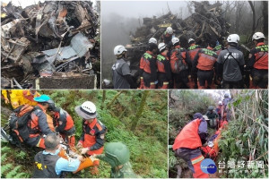 黑鷹直升機墜毀釀八死五生還慘劇，搜救人員全力上山 搶救。（圖／宜蘭縣消防局提供）