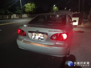 接送兒未熄燈車拋錨　暖警救援助脫困（圖／嘉義市政府警察局提供）