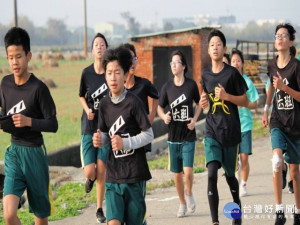 

舉辦路跑已四十餘年的清泉國中，三日繼續承辦全校師生五公里路跑活動，難得校友及親戚踴躍參與，沿途如一條活龍，場面十分盛大。（記者陳榮昌攝）

