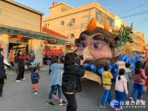 
大安區公所打造的西方海神波賽頓花車遶境全區，吸引眾多區民人潮圍觀，打卡分享親友，一致的說，「花車真是太美了」。（記者陳榮昌攝）